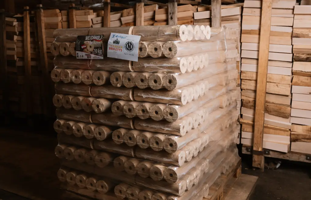 Holzbriketts auf Palette im Lager von Holzwaerme Mitterbauer