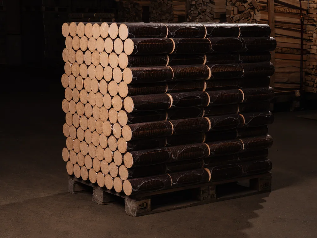 Reine Buche Briketts auf Palette im Lager von Holzwärme Mitterbauer
