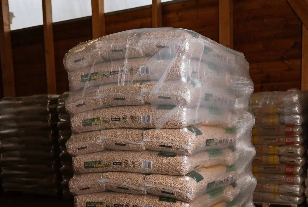 Holzpellets als Sackware auf Lager bei Holzwaerme Mitterbauer