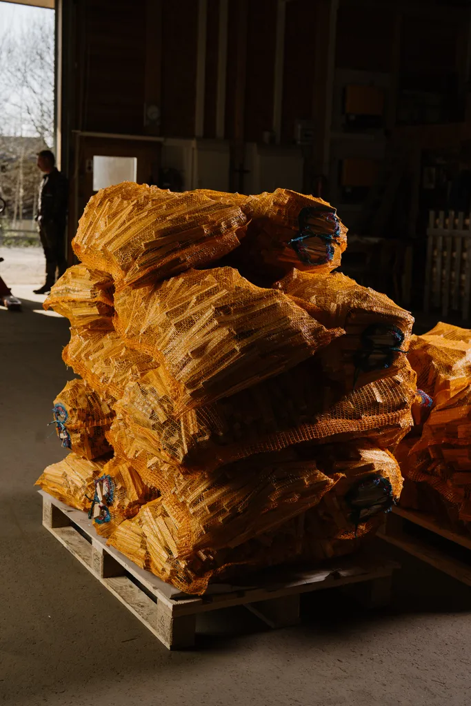 Holzscheite bereit zur Auslieferung nach Moos