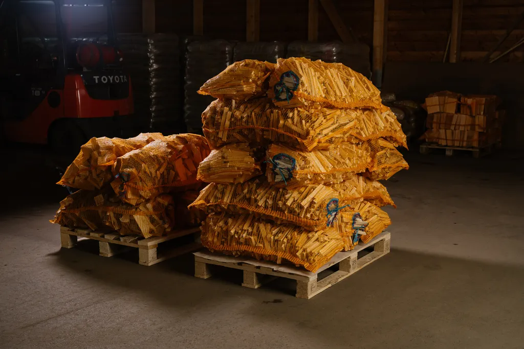 Hochwertige Holzscheite für Kunden in Waffenbrunn