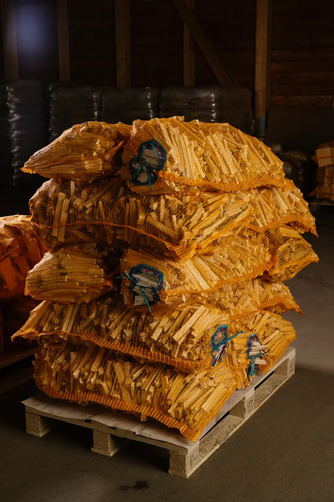 Holzbriketts und Brennholz Lieferung für Schönthal