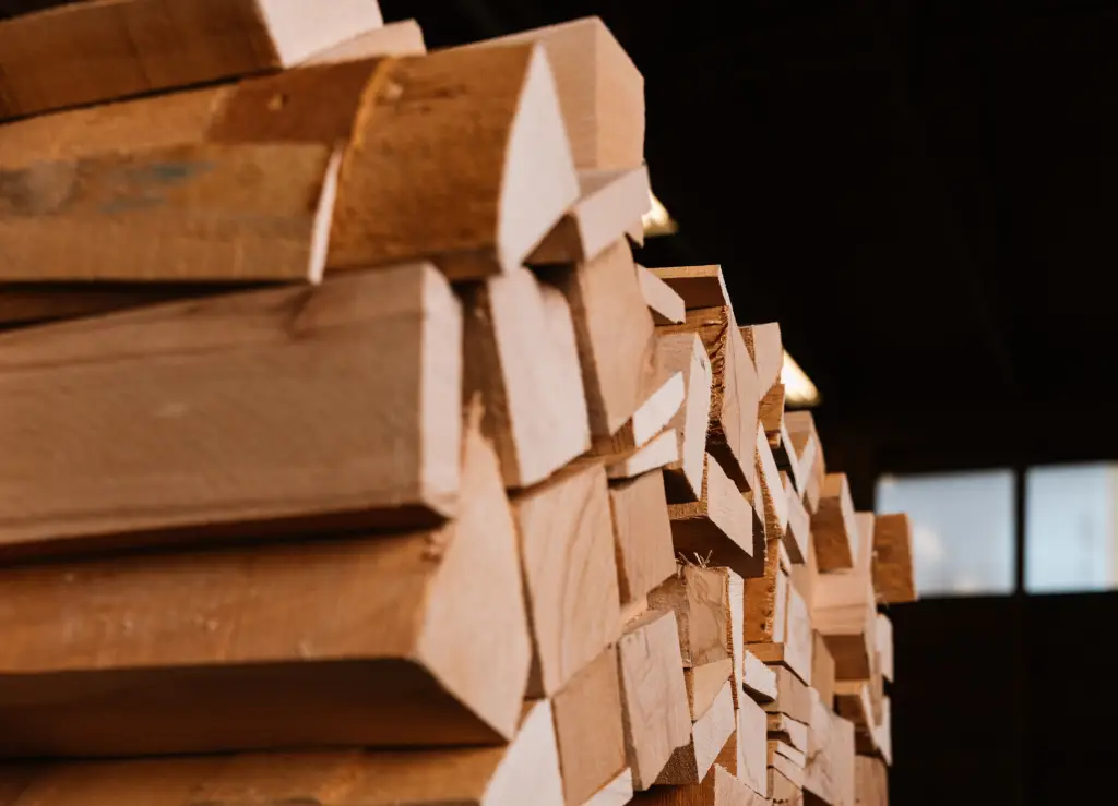 Kaminholz im Lager fuer regionale Auslieferung