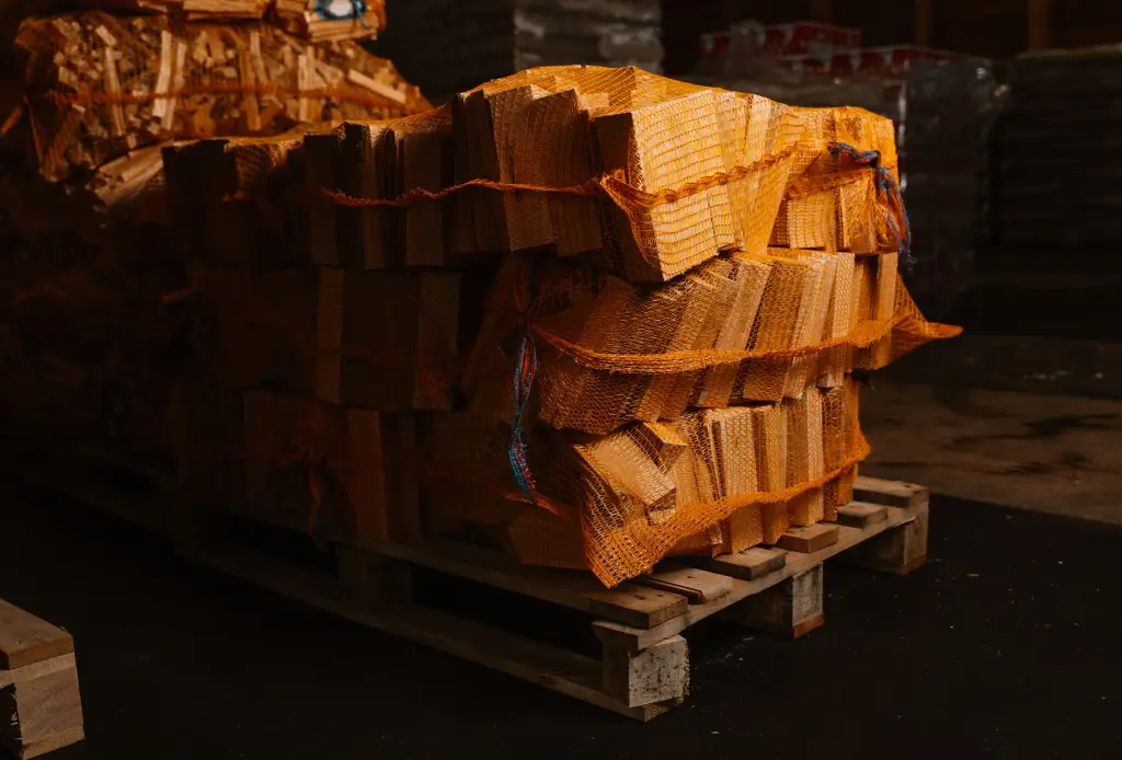 Ofenfertiges Kaminholz bereit zur Lieferung