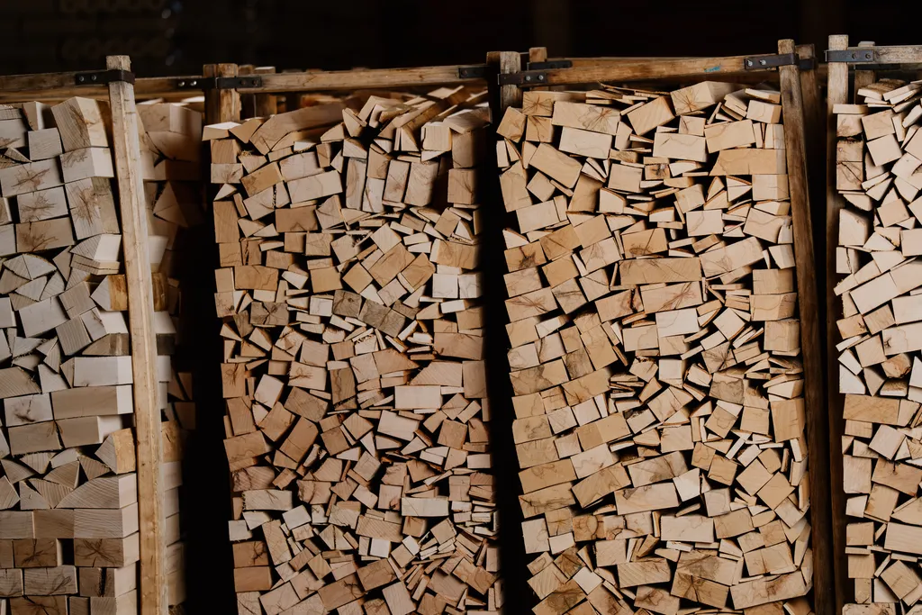 Kaminholz gestapelt für Lieferung nach Otzing